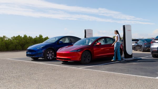 머스크: 테슬라, 자동 충전 준비 중 "완벽한" 자동주차 실현